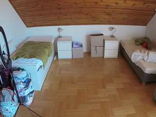 voyeurcam-julmodels-greybed-3