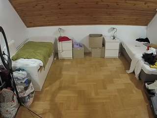 voyeurcam-julmodels-greybed-3