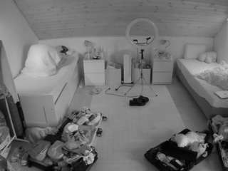 voyeurcam-julmodels-greybed-3