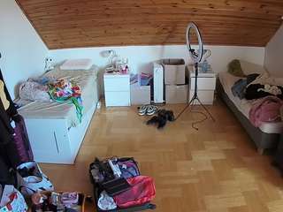 voyeurcam-julmodels-greybed-3