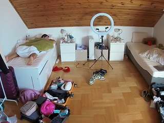 voyeurcam-julmodels-greybed-3