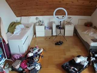 voyeurcam-julmodels-greybed-3