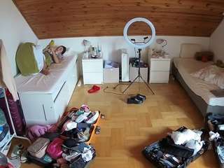 voyeurcam-julmodels-greybed-3