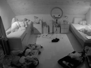 voyeurcam-julmodels-greybed-3