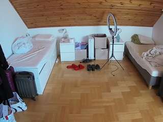 voyeurcam-julmodels-greybed-3