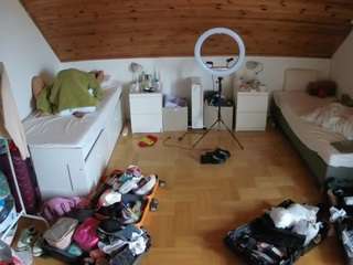 voyeurcam-julmodels-greybed-3