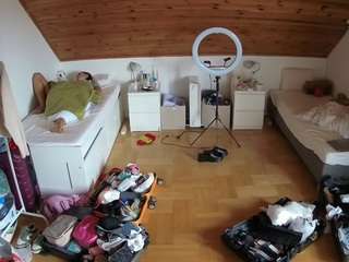 voyeurcam-julmodels-greybed-3