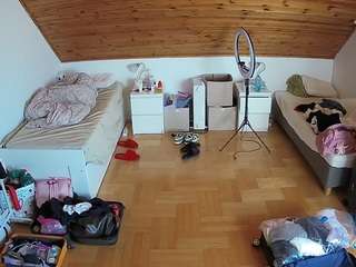 voyeurcam-julmodels-greybed-3