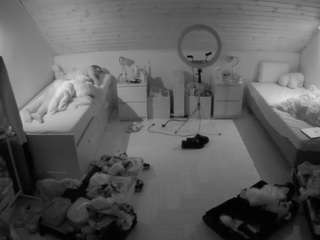 voyeurcam-julmodels-greybed-3