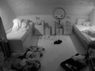 voyeurcam-julmodels-greybed-3