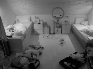 voyeurcam-julmodels-greybed-3