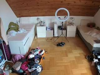 voyeurcam-julmodels-greybed-3