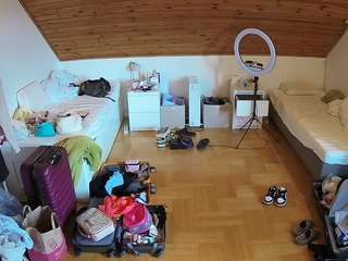 voyeurcam-julmodels-greybed-3