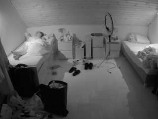 voyeurcam-julmodels-greybed-3