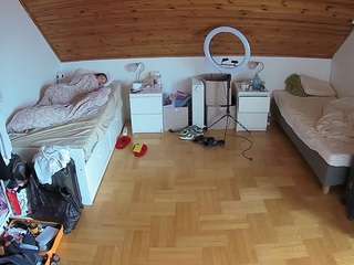voyeurcam-julmodels-greybed-3