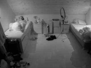 voyeurcam-julmodels-greybed-3