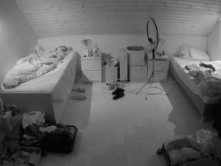 voyeurcam-julmodels-greybed-3