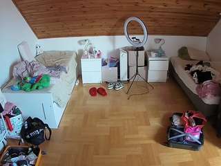 voyeurcam-julmodels-greybed-3