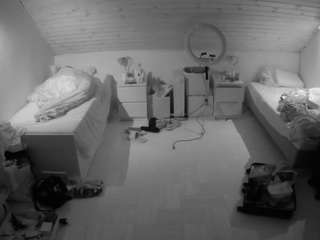 voyeurcam-julmodels-greybed-3