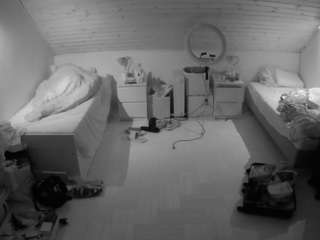 voyeurcam-julmodels-greybed-3