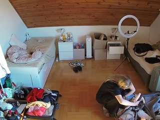 voyeurcam-julmodels-greybed-3