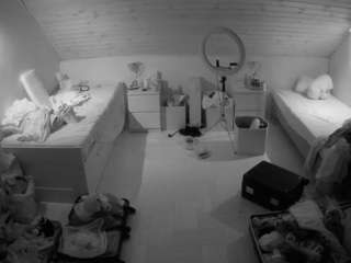 voyeurcam-julmodels-greybed-3
