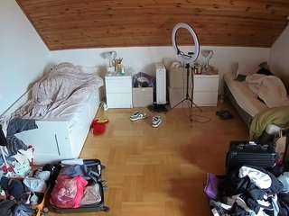 voyeurcam-julmodels-greybed-3