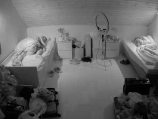 voyeurcam-julmodels-greybed-3