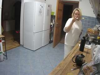 voyeurcam-julmodels-kitchen - Live Cam