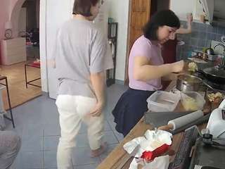 voyeurcam-julmodels-kitchen webcam