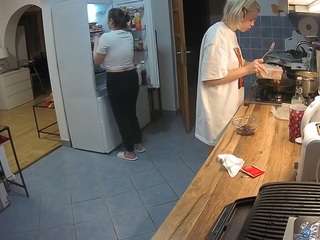 voyeurcam-julmodels-kitchen webcam