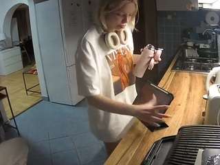 voyeurcam-julmodels-kitchen webcam