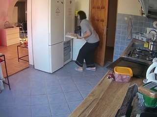 voyeurcam-julmodels-kitchen webcam