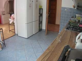 Este modelo está ao vivo agora. voyeurcam-julmodels-kitchen