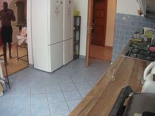このモデルは現在ライブ中です。 voyeurcam-julmodels-kitchen