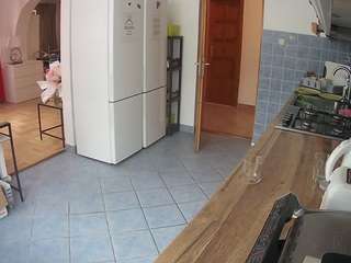 该模特正在直播。 voyeurcam-julmodels-kitchen