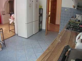 Acest model este live acum. voyeurcam-julmodels-kitchen