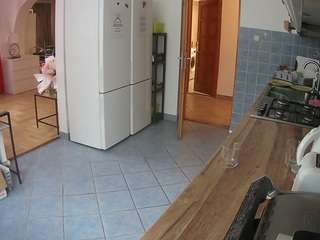 该模特正在直播。 voyeurcam-julmodels-kitchen