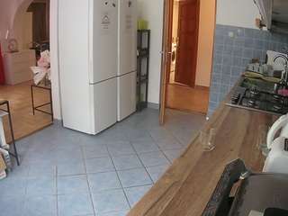 Este modelo está ao vivo agora. voyeurcam-julmodels-kitchen
