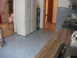 이 모델은 현재 라이브 중입니다. voyeurcam-julmodels-kitchen