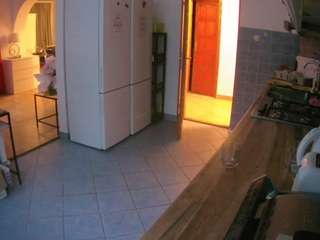 Dieses Model ist jetzt live. voyeurcam-julmodels-kitchen
