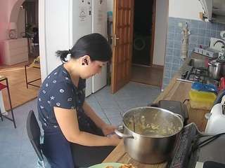 voyeurcam-julmodels-kitchen camsoda