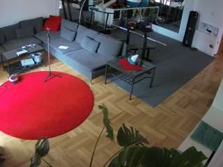 このモデルは現在ライブ中です。 voyeurcam-julmodels-living-2