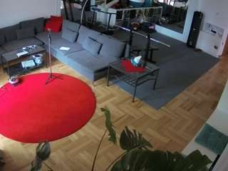 该模特正在直播。 voyeurcam-julmodels-living-2