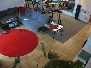 该模特正在直播。 voyeurcam-julmodels-living-2