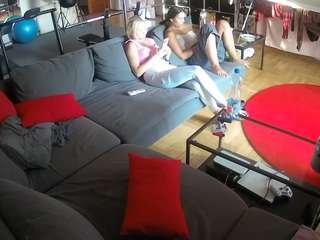 voyeurcam-julmodels-living-3