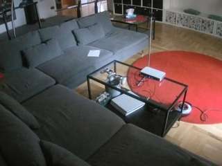 Ce modèle est en direct maintenant. voyeurcam-julmodels-living-3