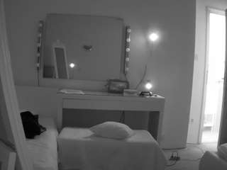 This model is live right now. voyeurcam-julmodels-living-6