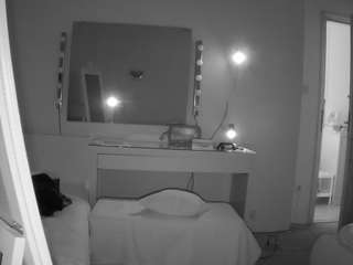 このモデルは現在ライブ中です。 voyeurcam-julmodels-living-6