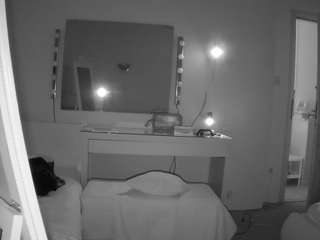 Ten model jest teraz na żywo. voyeurcam-julmodels-living-6